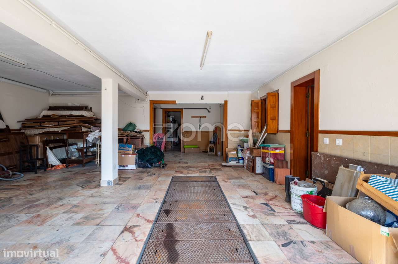 Moradia T4 (espaçosa) em Casais de Mem Martins-57