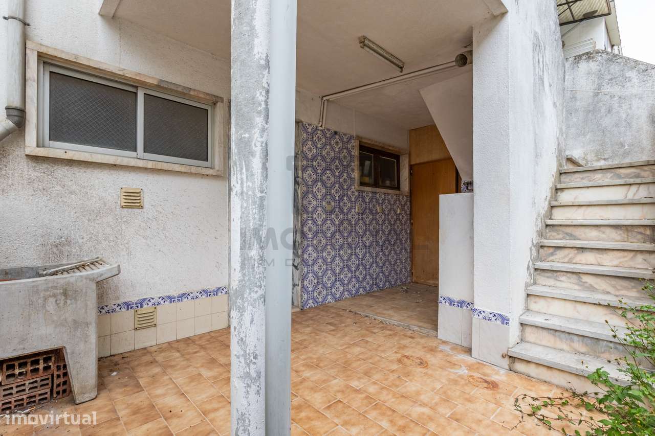 APARTAMENTO T2 (R/C) + POTENCIAL T0 INDEPENDENTE (CV) + QUINTAL-23