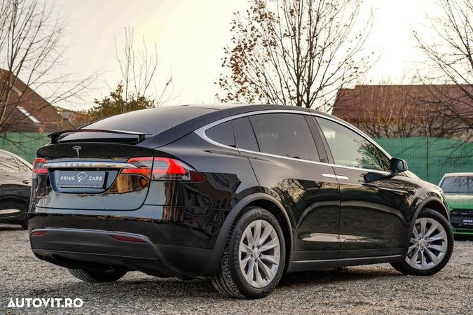 Tesla Model X - 13