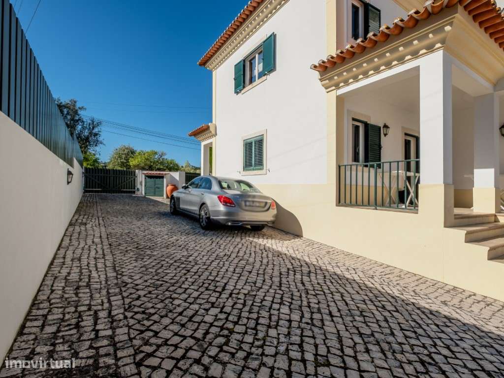 Moradia isolada inserida em terreno de 1370 m2 com piscina-11