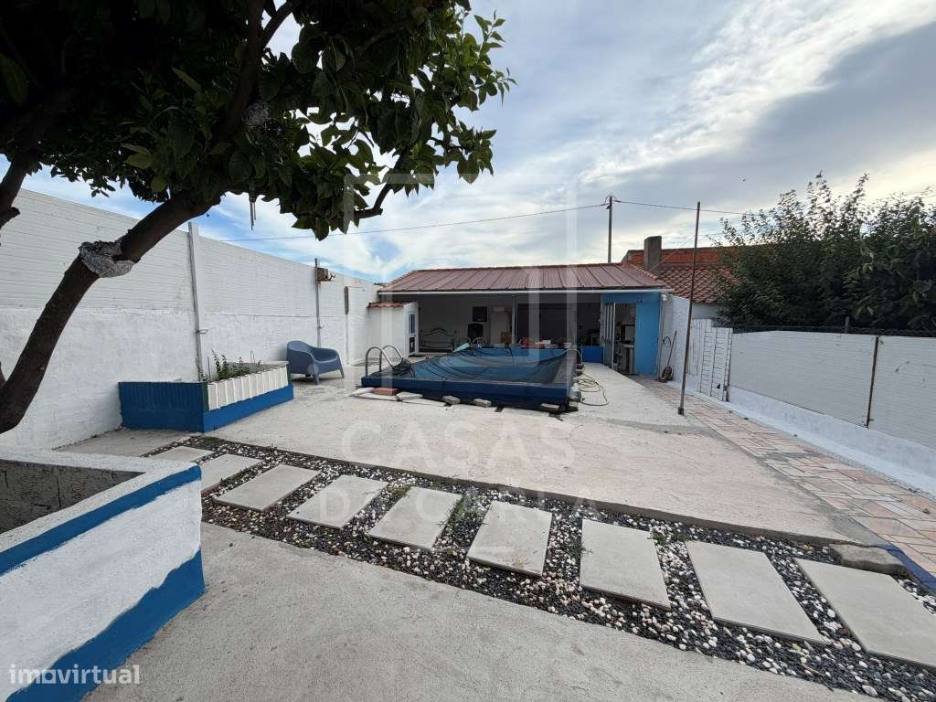 Moradia T2 com garagem e piscina completamente renovada em Canhestros-18