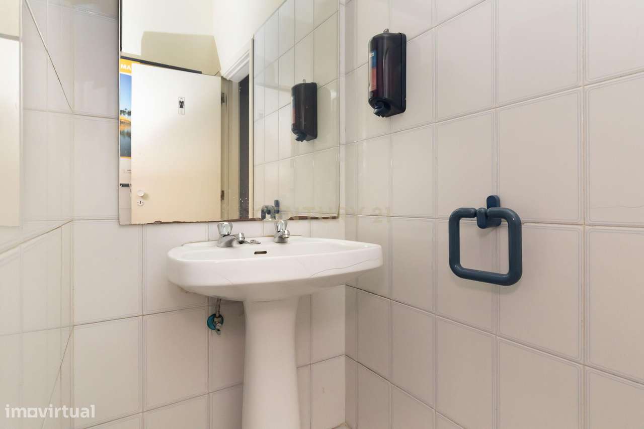 ESPAÇO COMERCIAL/SERVIÇOS com 311m2, para venda, no centro do Prior Ve-28