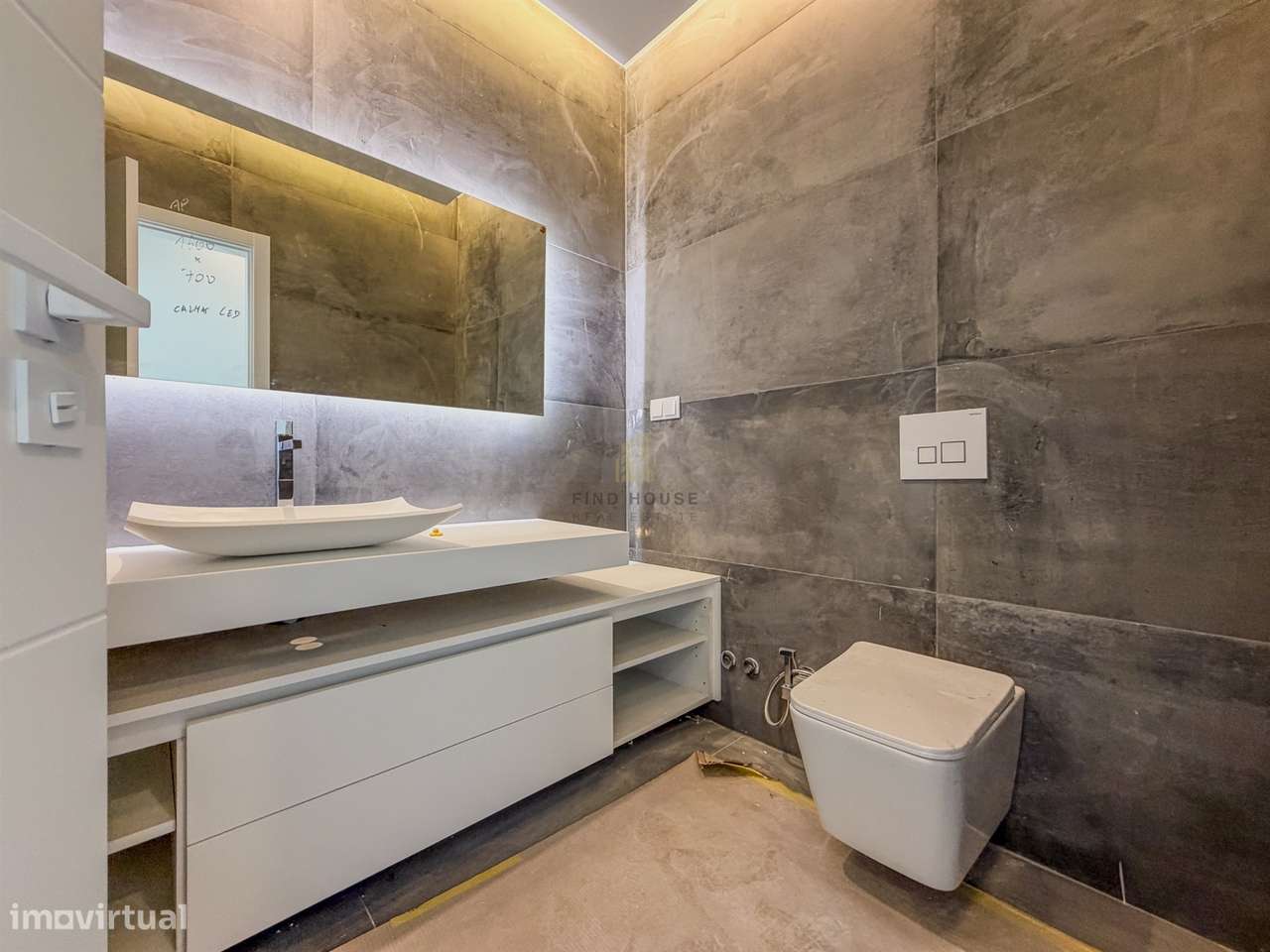 Vende-se Moradia T4 com jardim em Albarraque-24