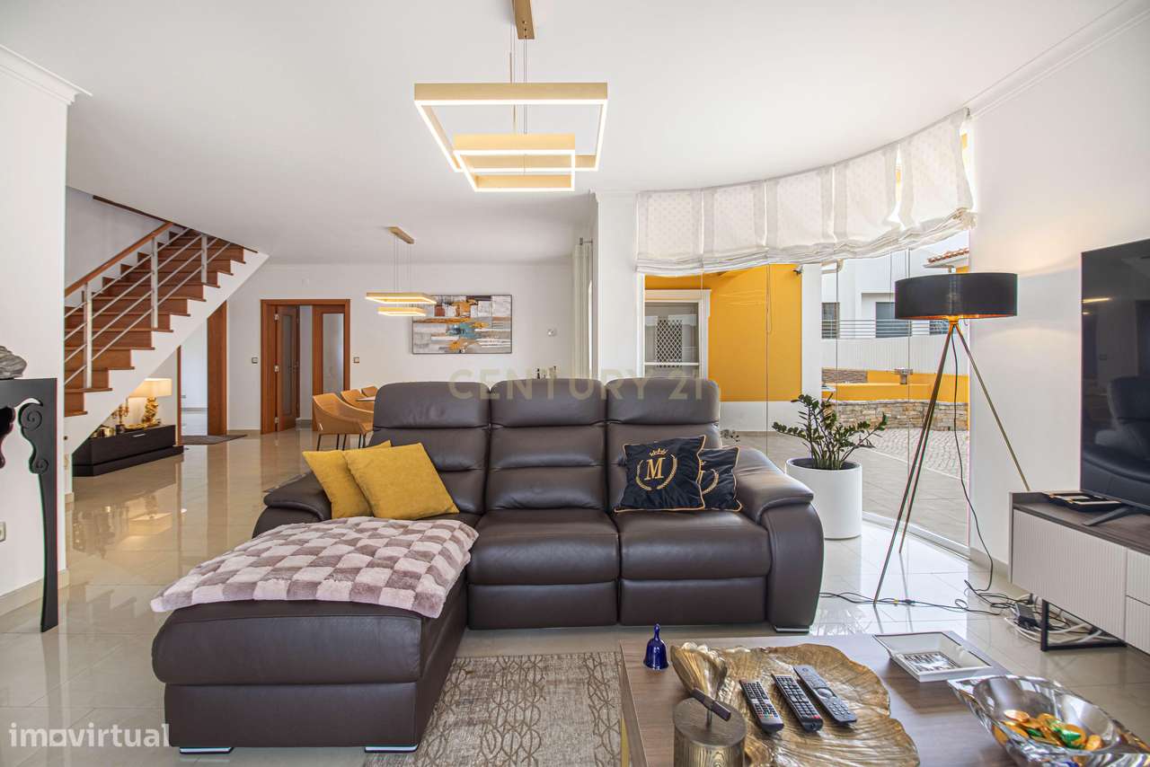 Elegante Moradia T4 De Arquitetura Contemporanea No Coracao De Torre