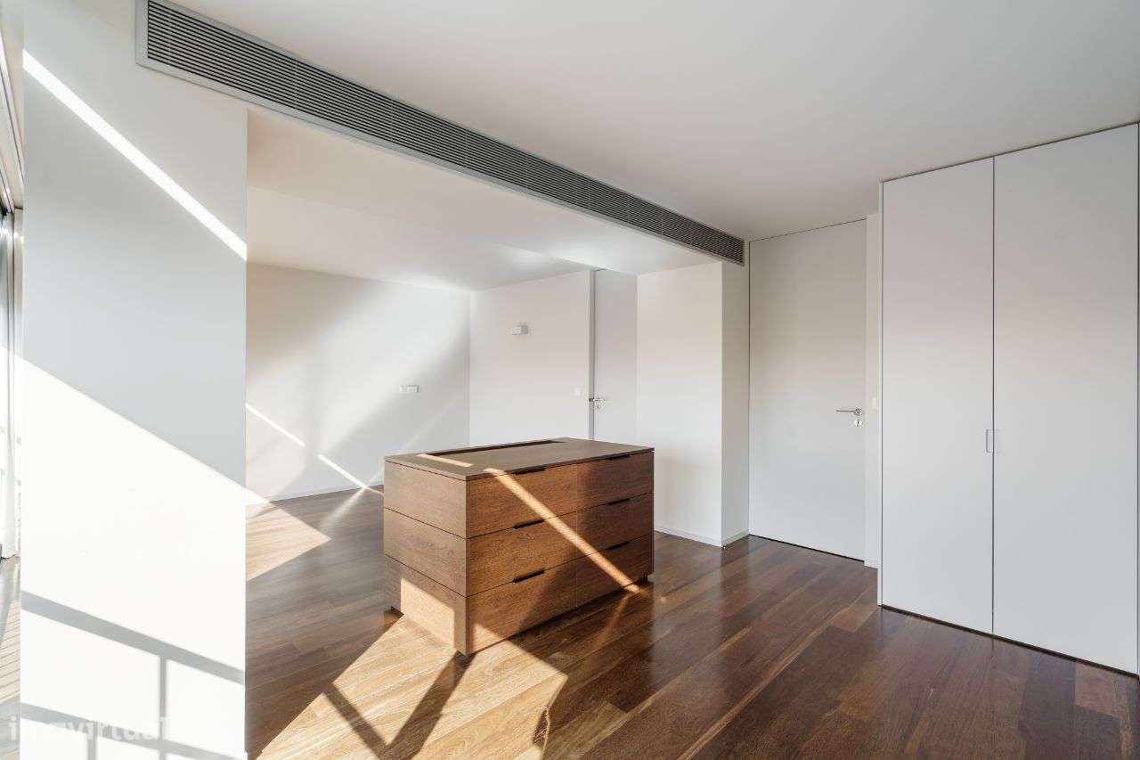 Penthouse Luxuosa com Piscina e Vistas 360º no Coração de Braga-35