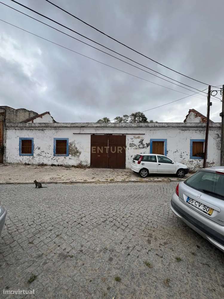 Prédio urbano em ruína - Sarilhos Grandes - Grande imagem: 3/24