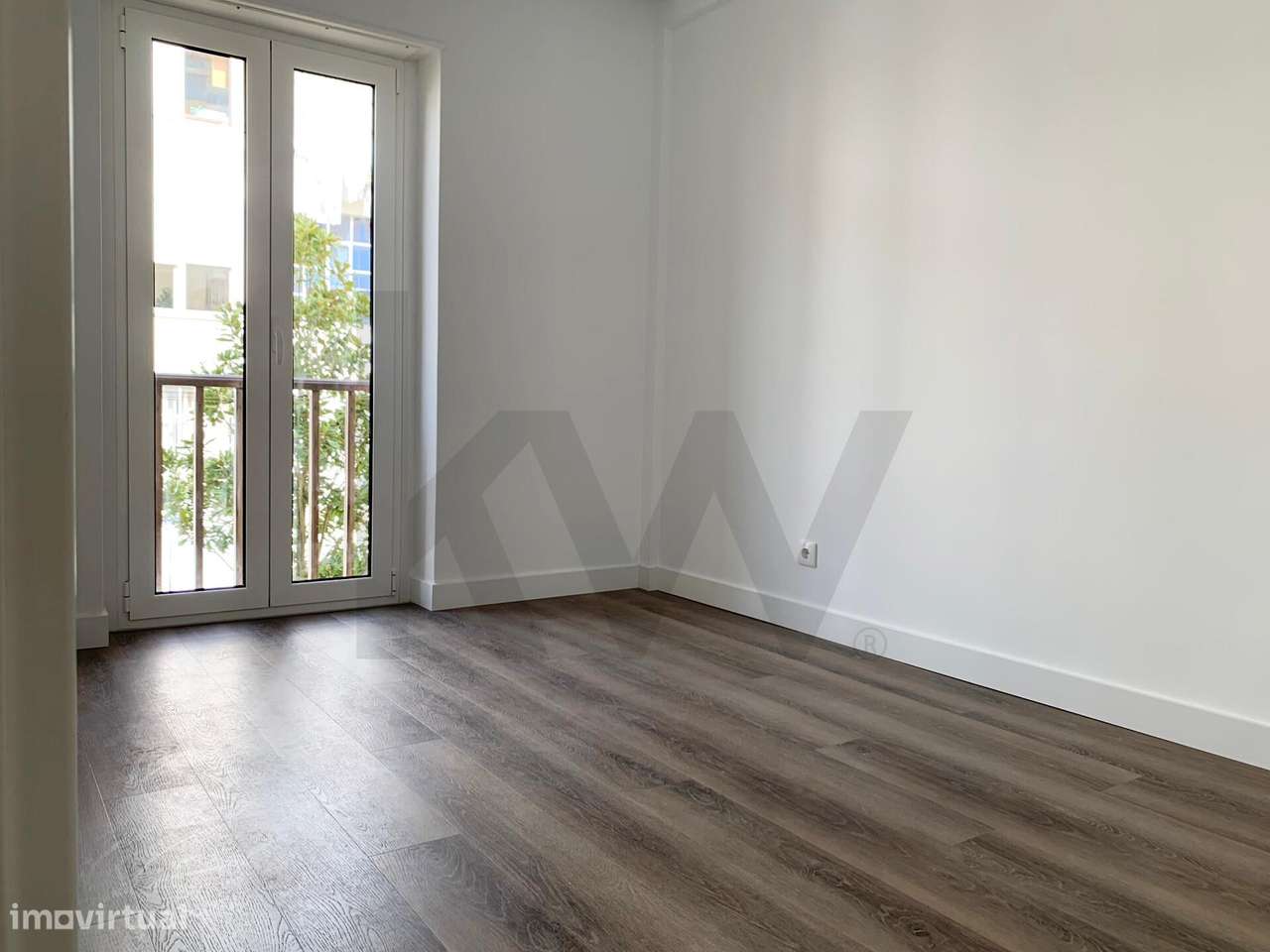 Apartamento T2 com 2 casa de banho Totalmente Remodelado em Queijas-9