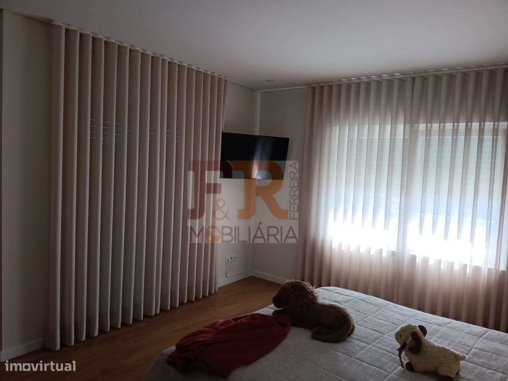Excelente !!Apartamento T2 Semi- Novo com Varanda e Garagem-23