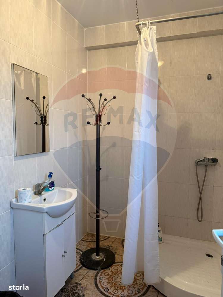 Casă / Vilă cu 8 camere de vânzare în zona Central-15