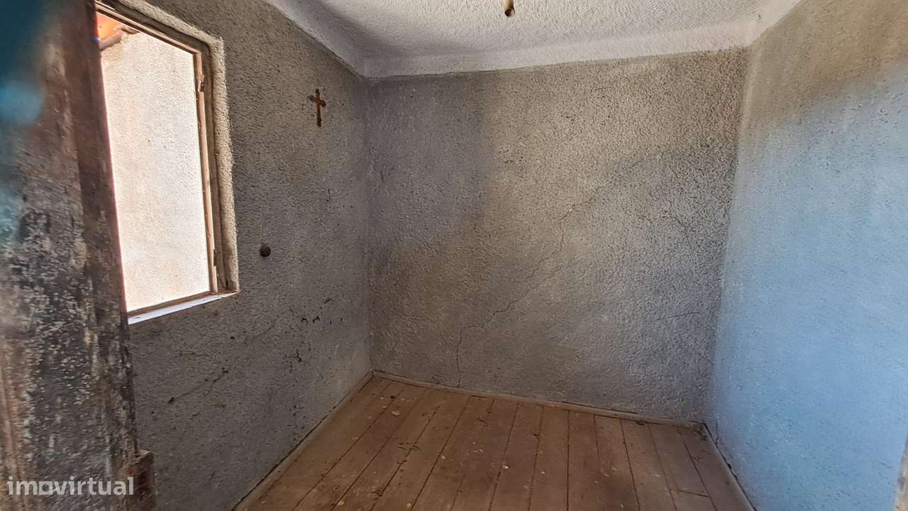 Moradia T2 para Reconstrução no Centro de Almalaguês-19