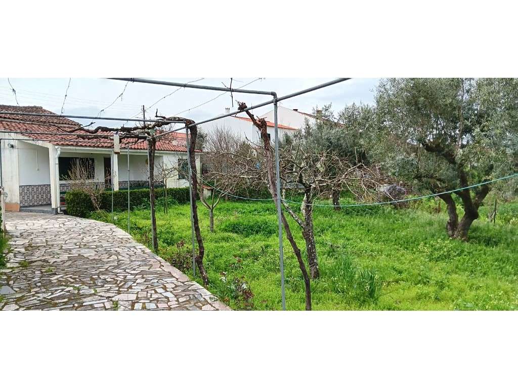 Moradia T4 com jardim, terreno e garagem - Aldeia da Quebrada-12
