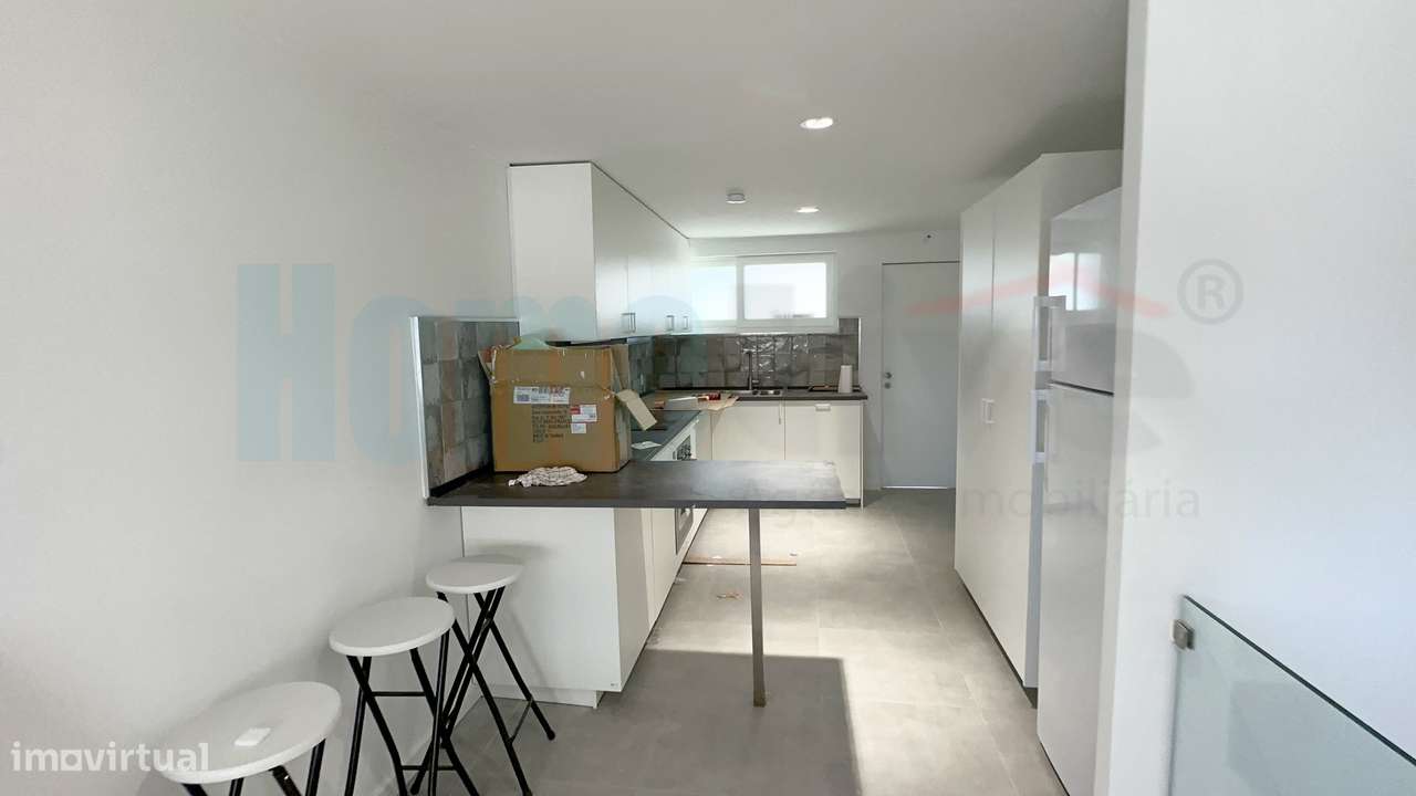 Apartamento T4 Remodelado e Mobilado Charquinho, Benfica-12