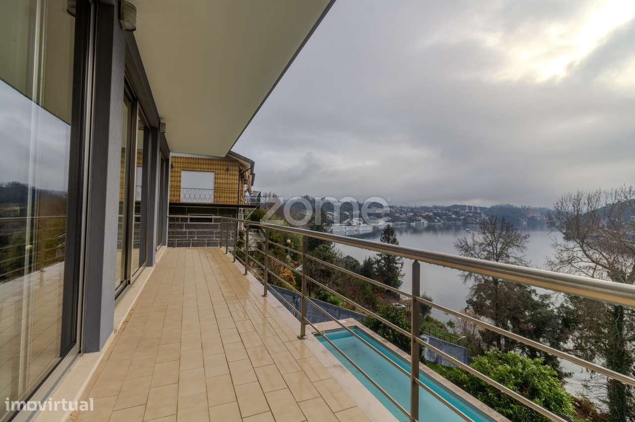 Moradia T3 | 3 Suítes e Piscina com Vista Rio-50