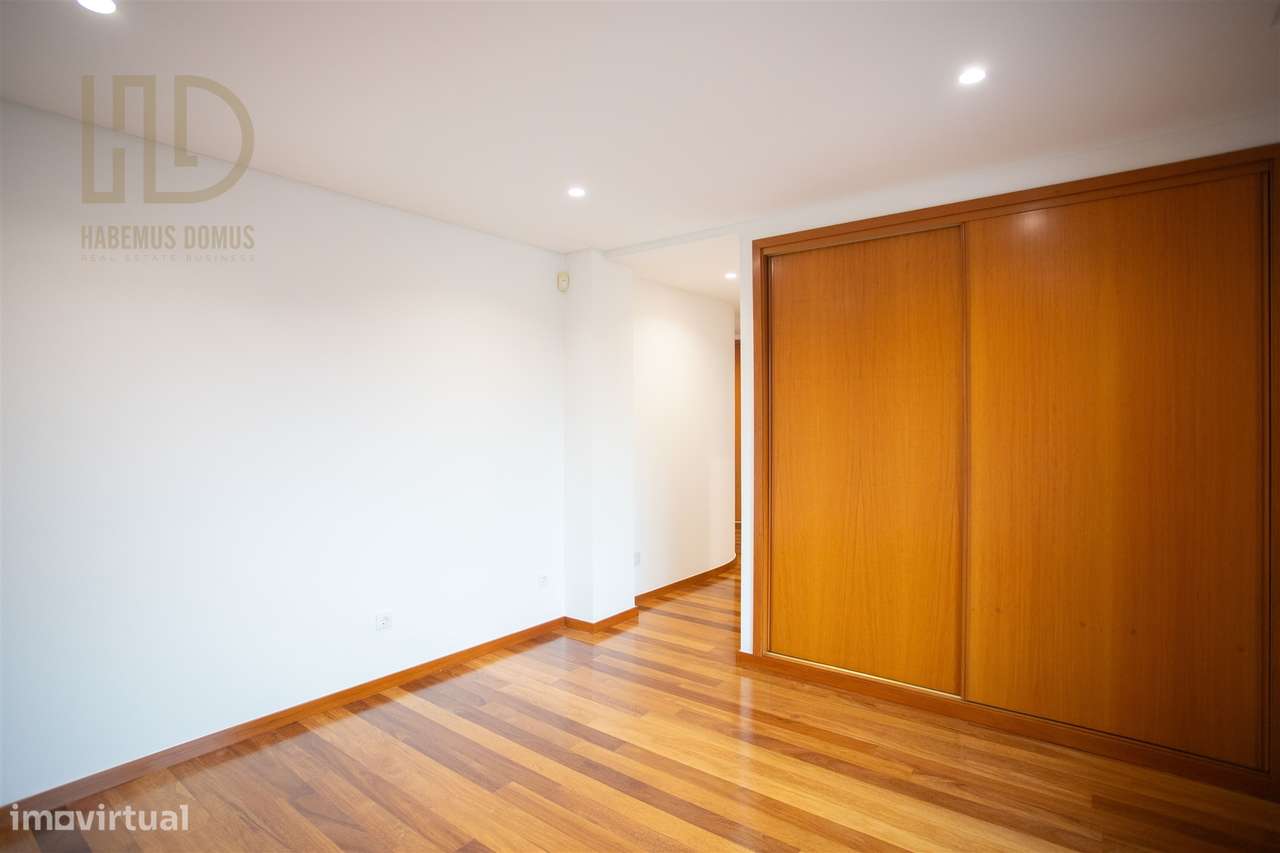 Moradia T3+1 de Luxo com 405m2 a 200 Metros da Praia em Canidelo.-25