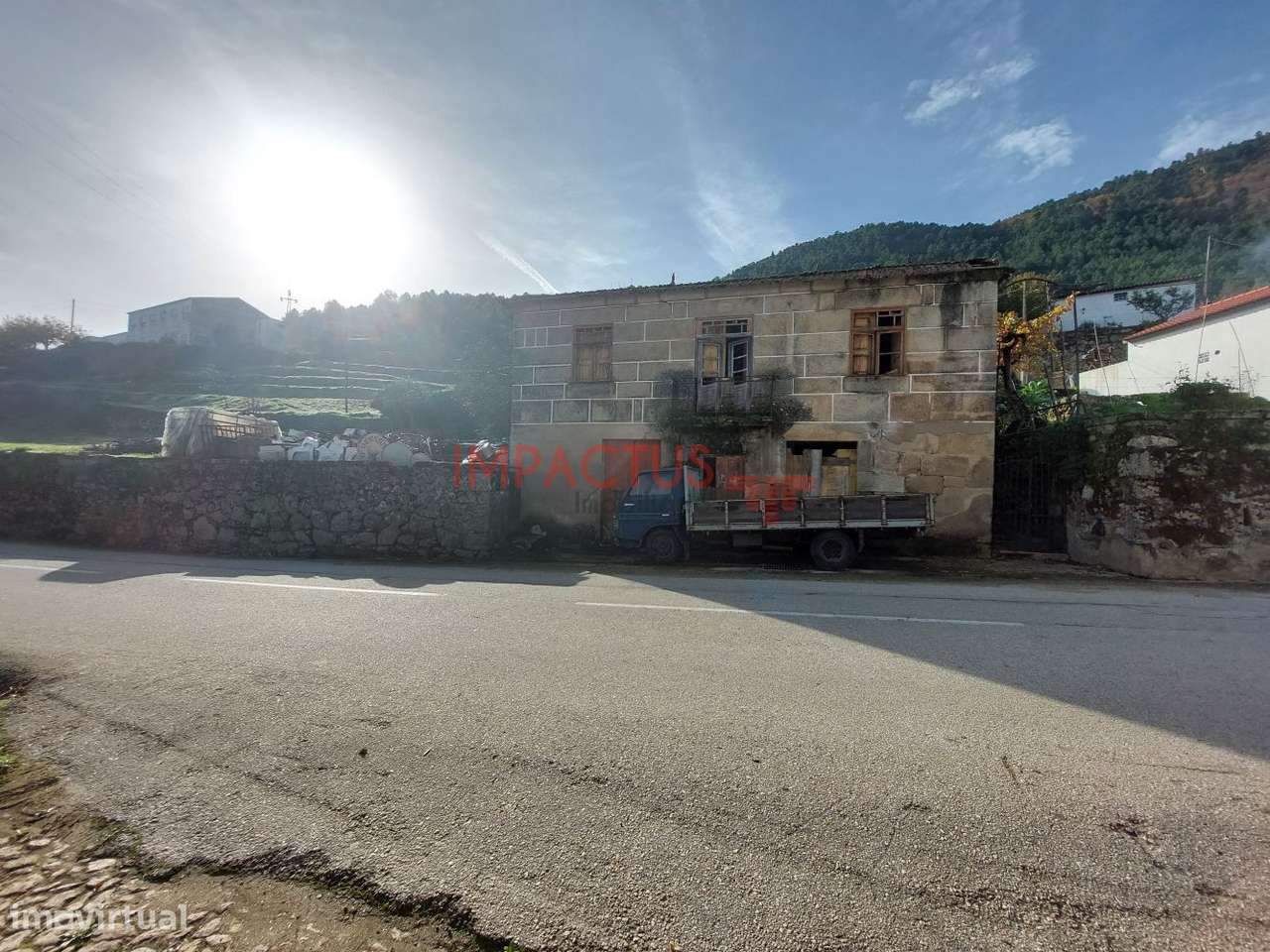 Moradia para restauro em terreno 10 000m2 - Grande imagem: 2/12