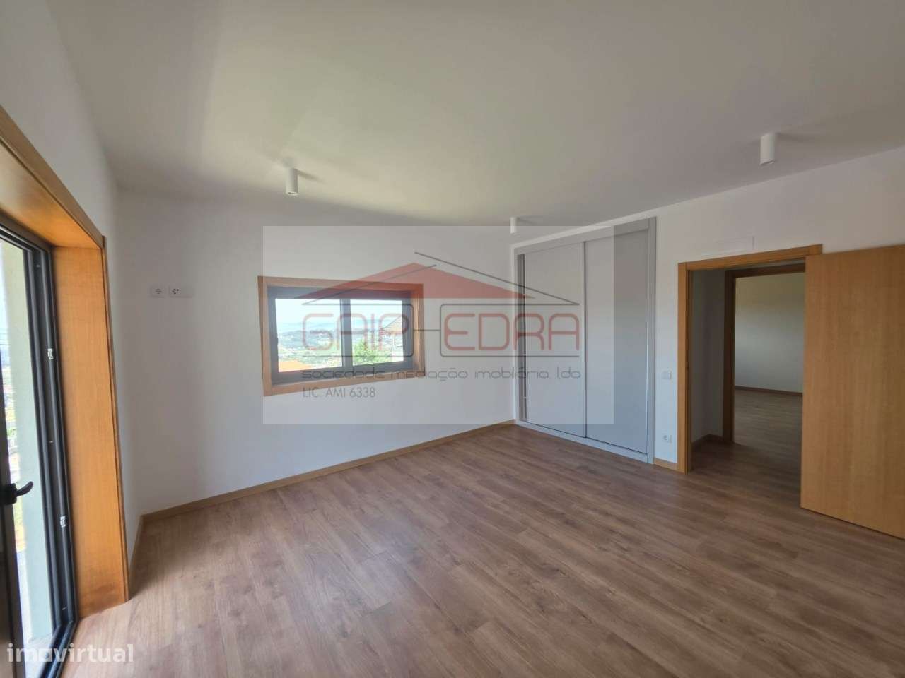 Moradia 4 frentes nova  com 840 m2 terreno em Felgueiras-29