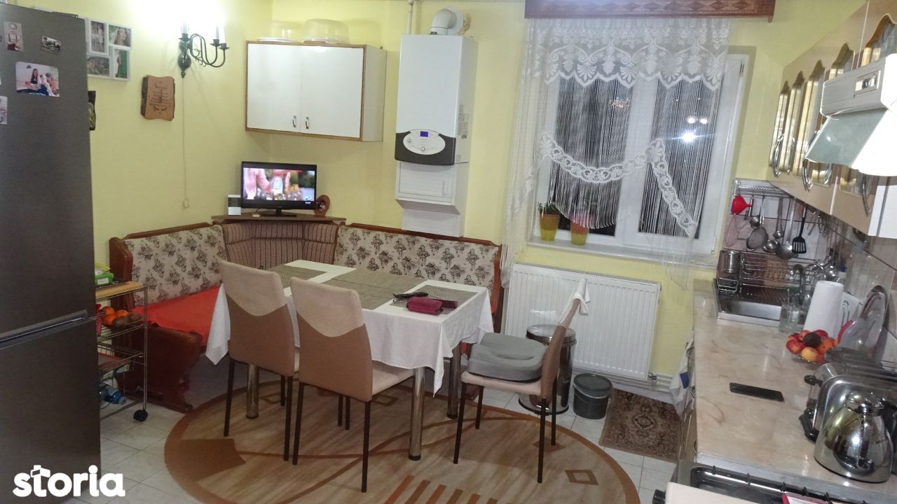 Vand apartament de 3 camere decomandat cu Garaj, Deva, zona Eminescu