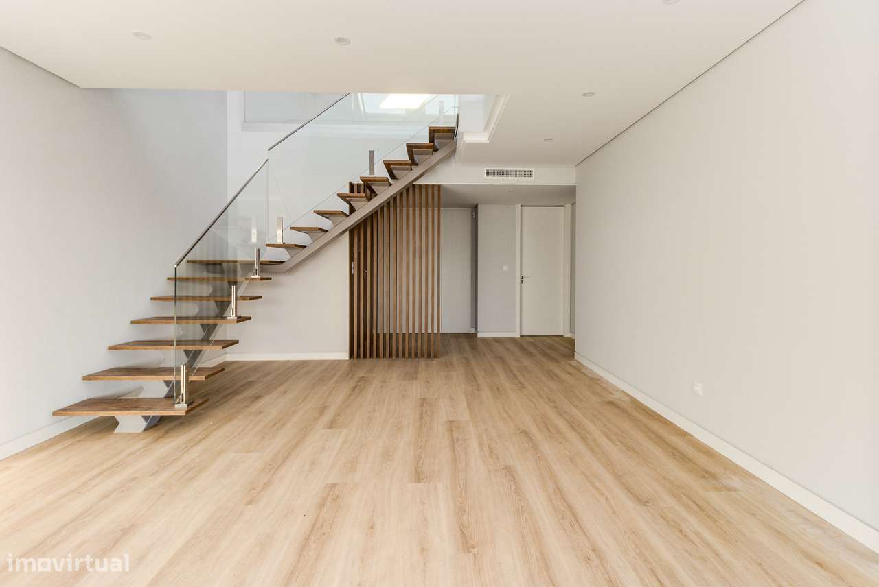 APARTAMENTO T3+1 DUPLEX CENTRO DE CARCAVELOS - Grande imagem: 4/36