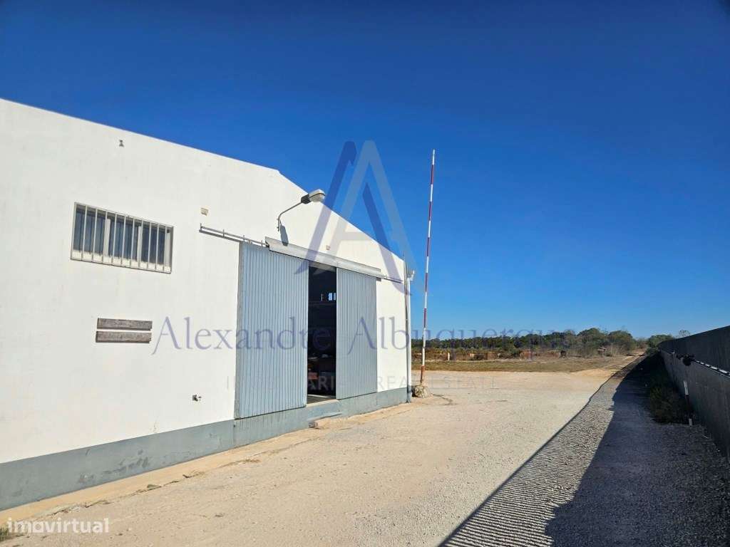ARMAZÉM À VENDA - ZONA INDUSTRIAL | 5.500 m² DE TERRENO-0