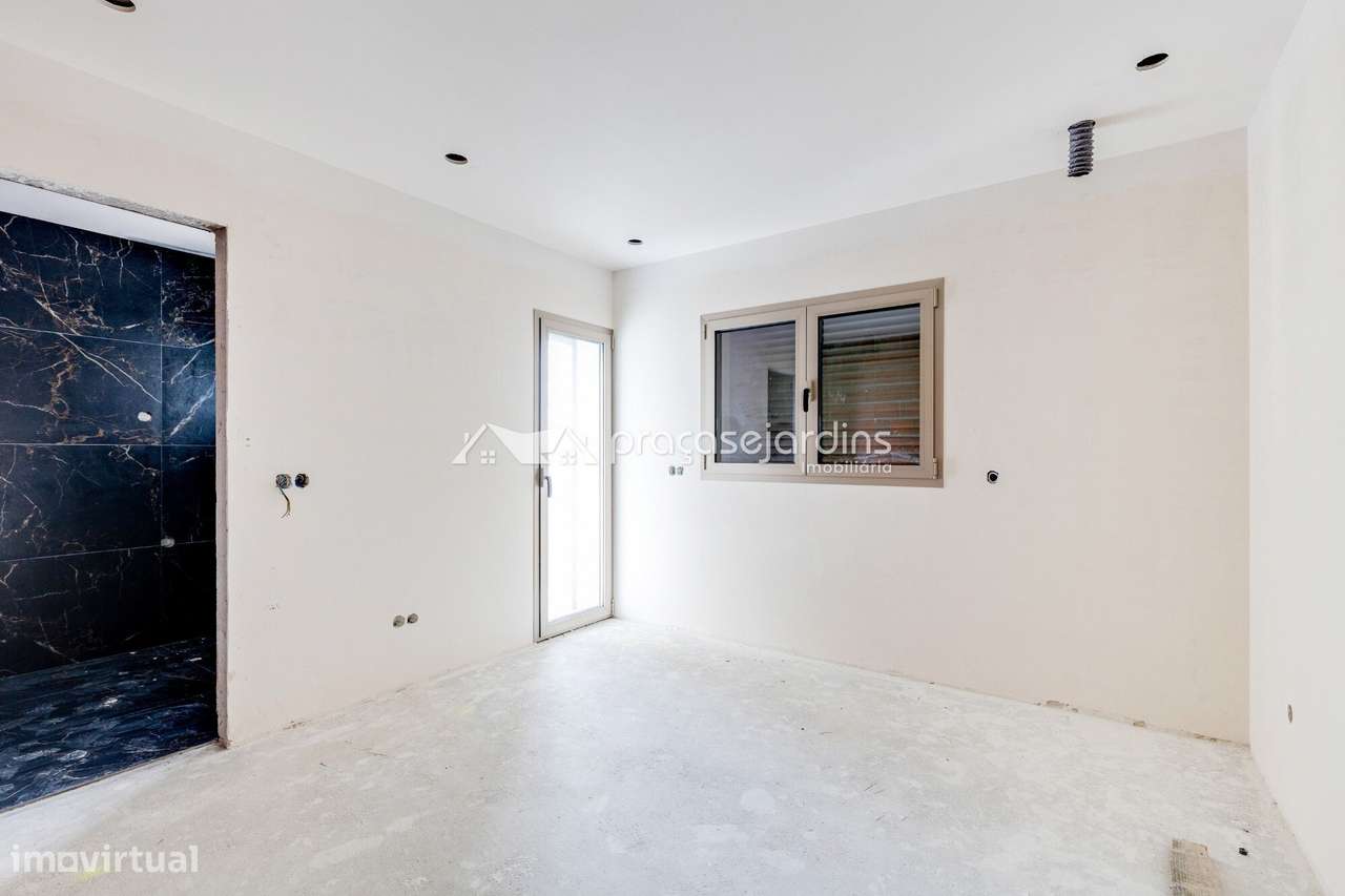 Moradia T3 com Garagem para 3 Viaturas a 5 Minutos de Leiria-10