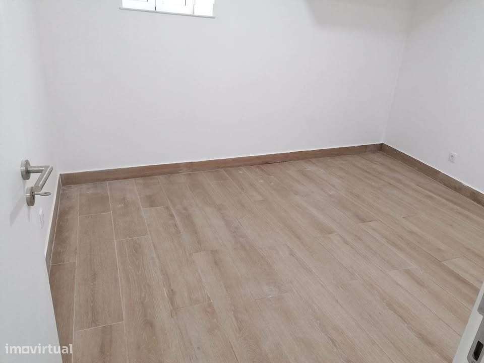Vende-se apartamento T1 totalmente renovado na Pedrulha, Coimbra. - Grande imagem: 2/6
