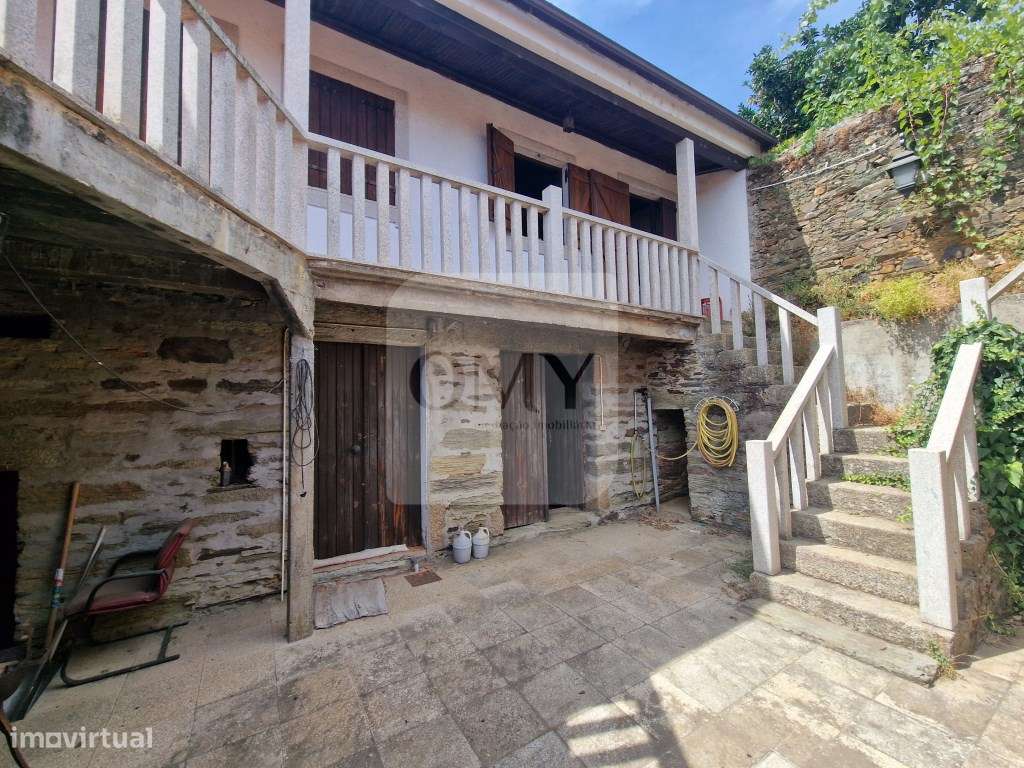 Moradia de rés do chão e andar em Abaças, Vila Real-13