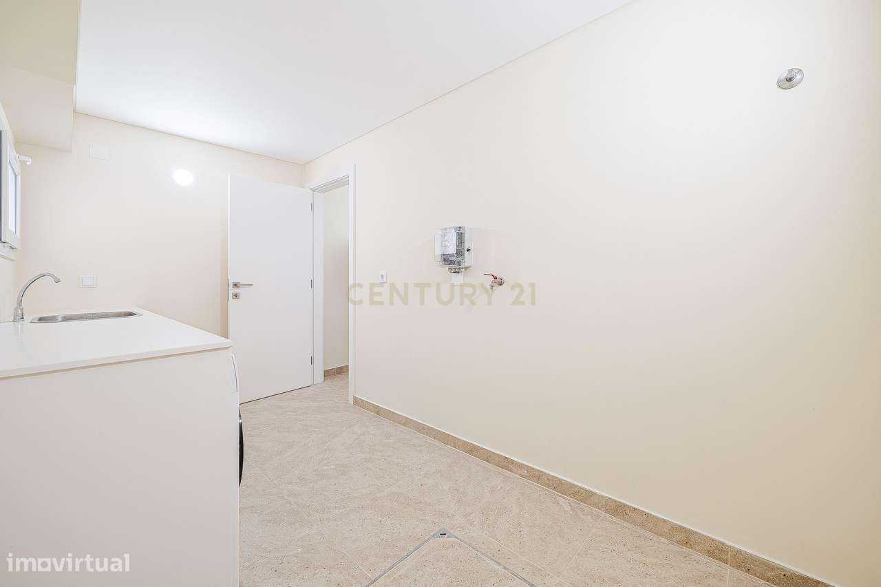 Moradia T4+1 Contemporânea com Piscina-29