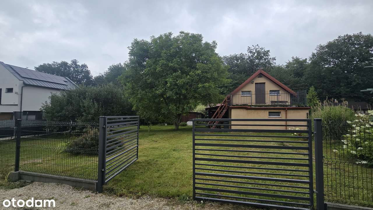 Działka budowlana przy lesie z małym domkiem. Ogrodzona, uzbrojona - Pełny obrazek: 5/7