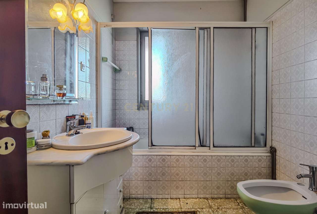 Moradia T4+1 em Pedra com Terreno de 1088m² em Pedrouços – Próxima ao-24