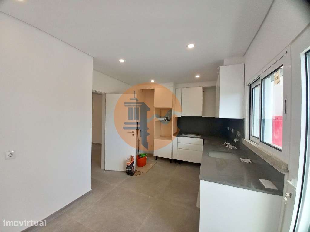 Excelente apartamento T2 Duplex com área total de 179m2, garagem e ... - Grande imagem: 2/56