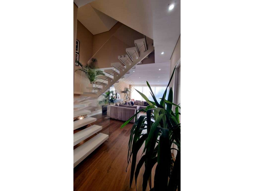 Moradia Exclusiva com 6 Assoalhadas e Piscina de Transbordo - Grande imagem: 2/60