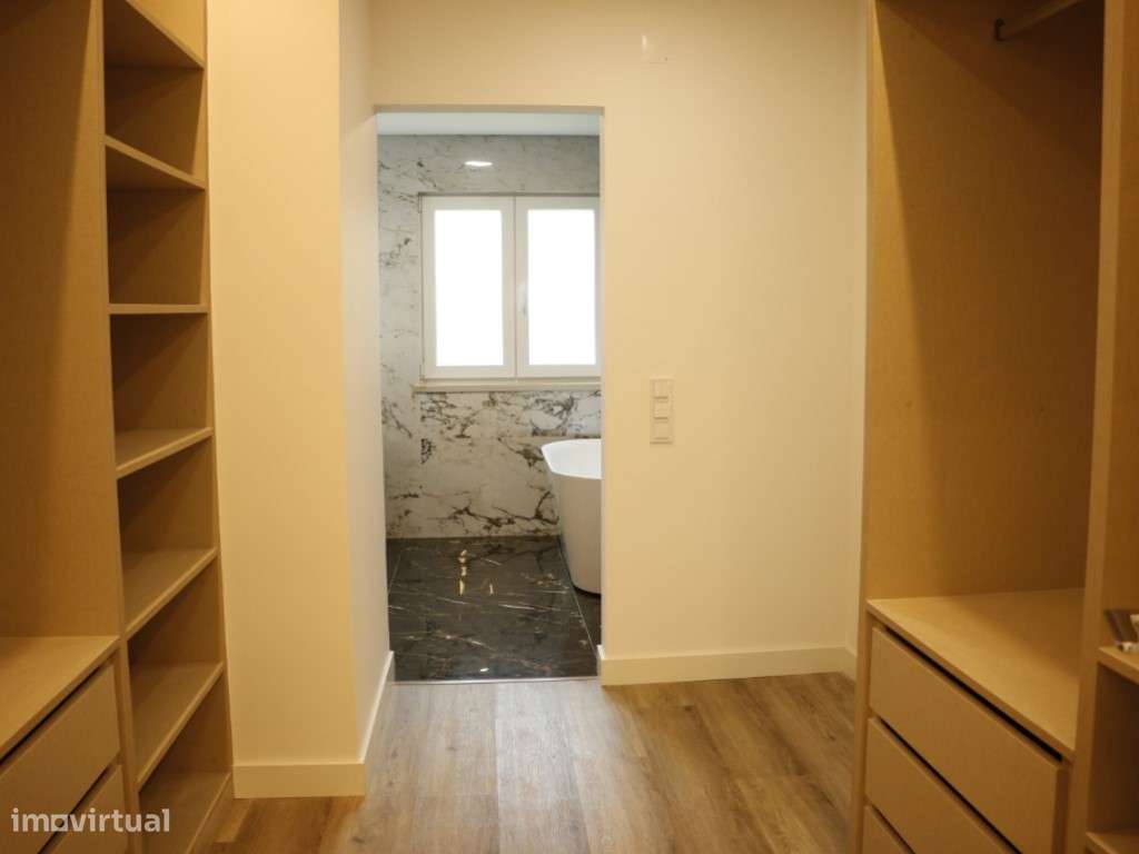 Moradia T4 com Jardim Privado e Piscina na Aroeira-23