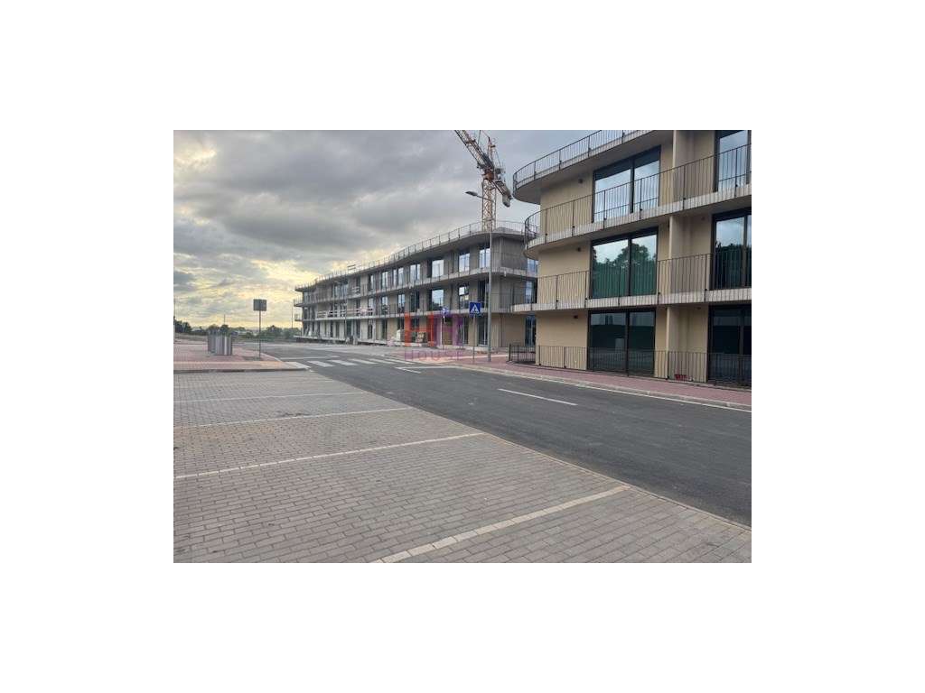 Vende-se T1 com aparcamento privativo coberto. - Grande imagem: 2/9