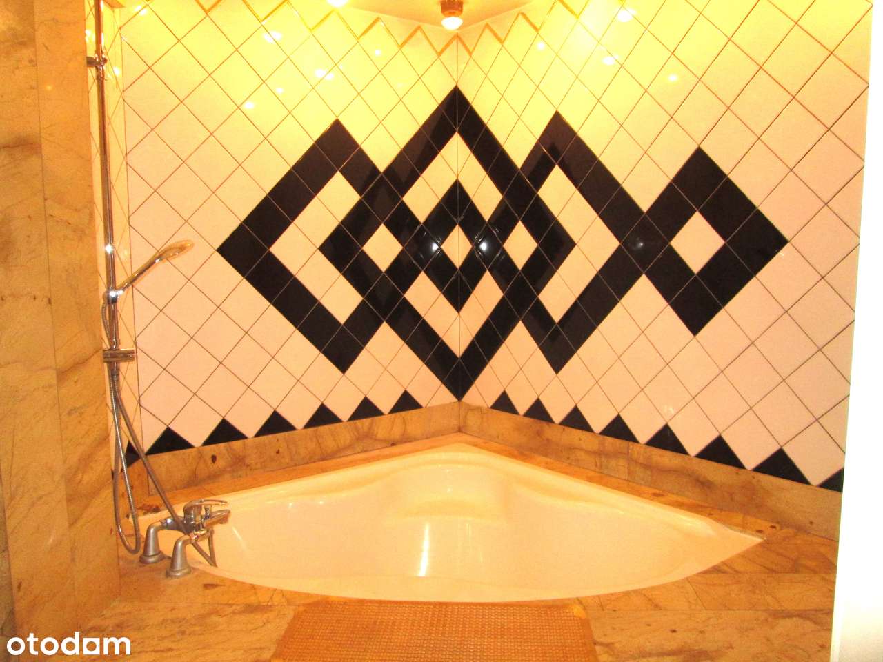 NIETUZINKOWY DOM Z MOŻLIWOŚCIĄ PODZAŁU NADAJĄCY SIĘ NA SIEDZIBĘ FIRMY.-16