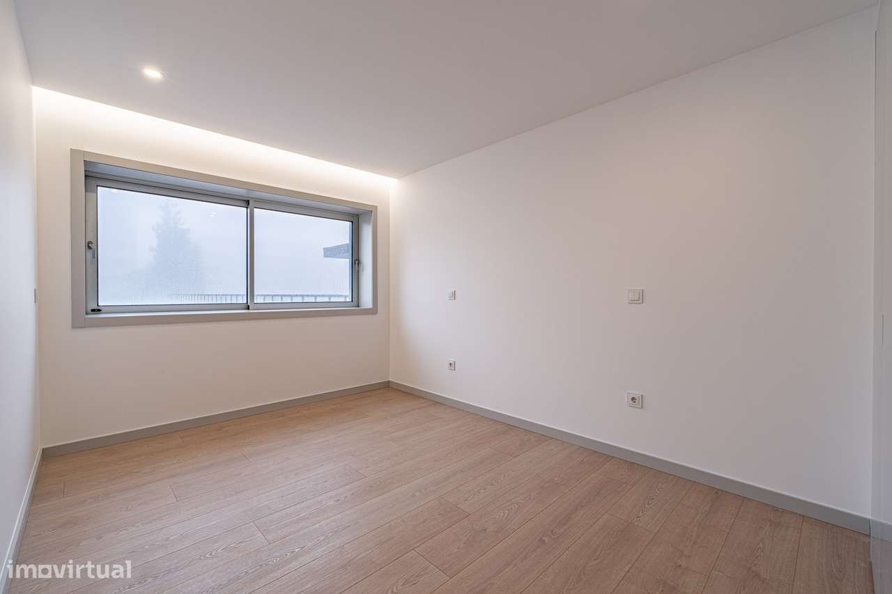 T4 amplo, 4 suites e estacionamento 4 carros – Marquês, Porto-34