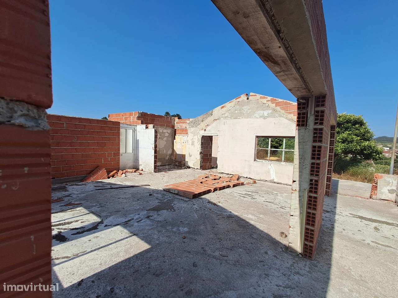 Moradia em construção em Salir de Matos - Grande imagem: 4/17