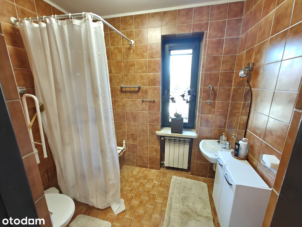 Dom wolnostojący w atrakcyjnej okolicy. Duża zadbana działka-6