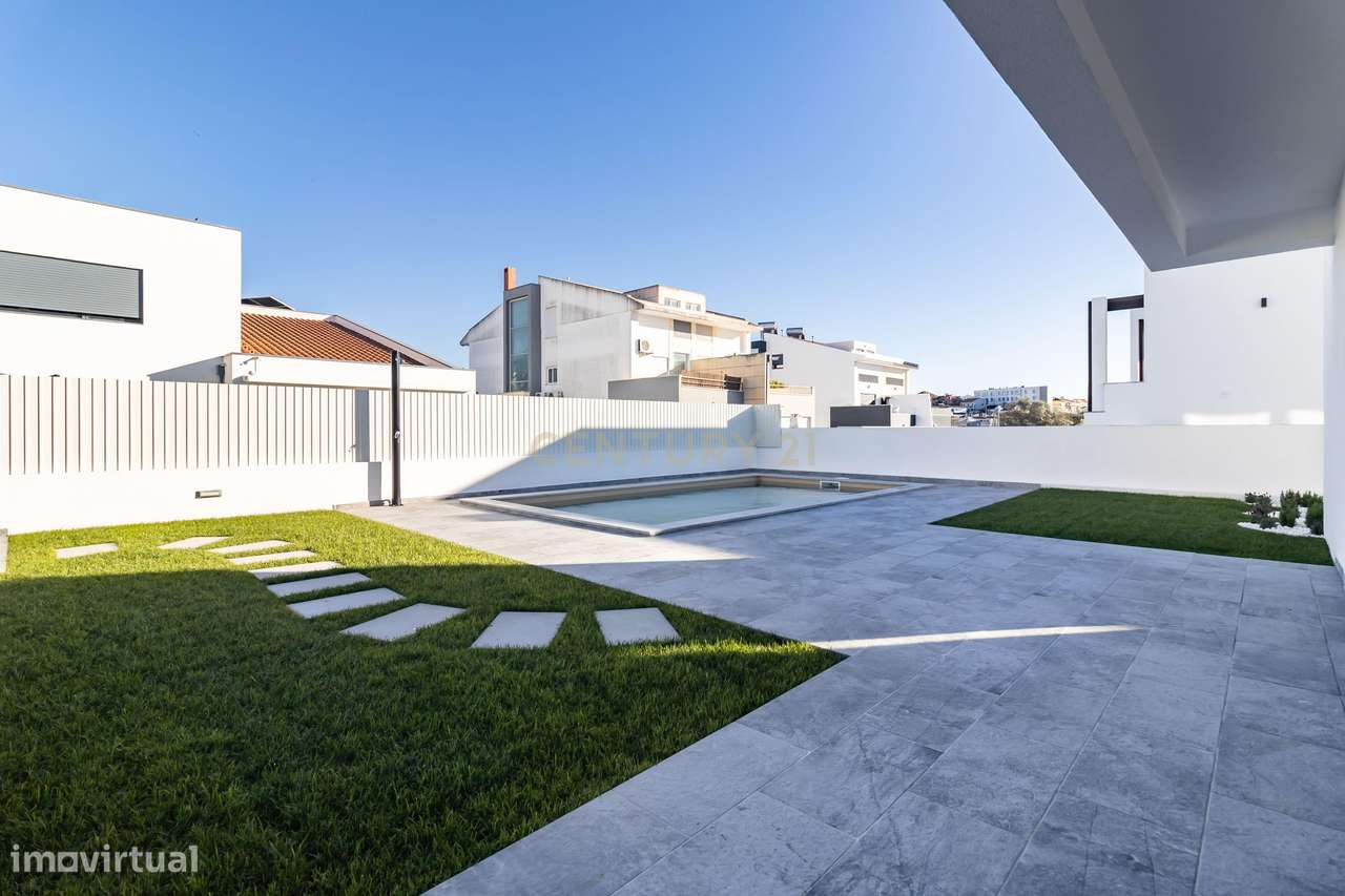 Moradia Nova T4 com piscina e garagem - Sobreda - Charneca de Caparica-37