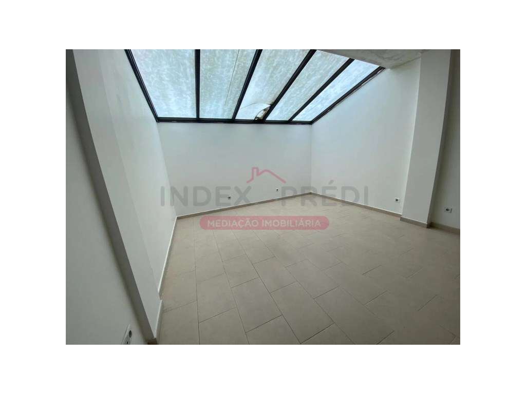 Loja Ampla com luz natural - Arrendamento - Grande imagem: 3/4