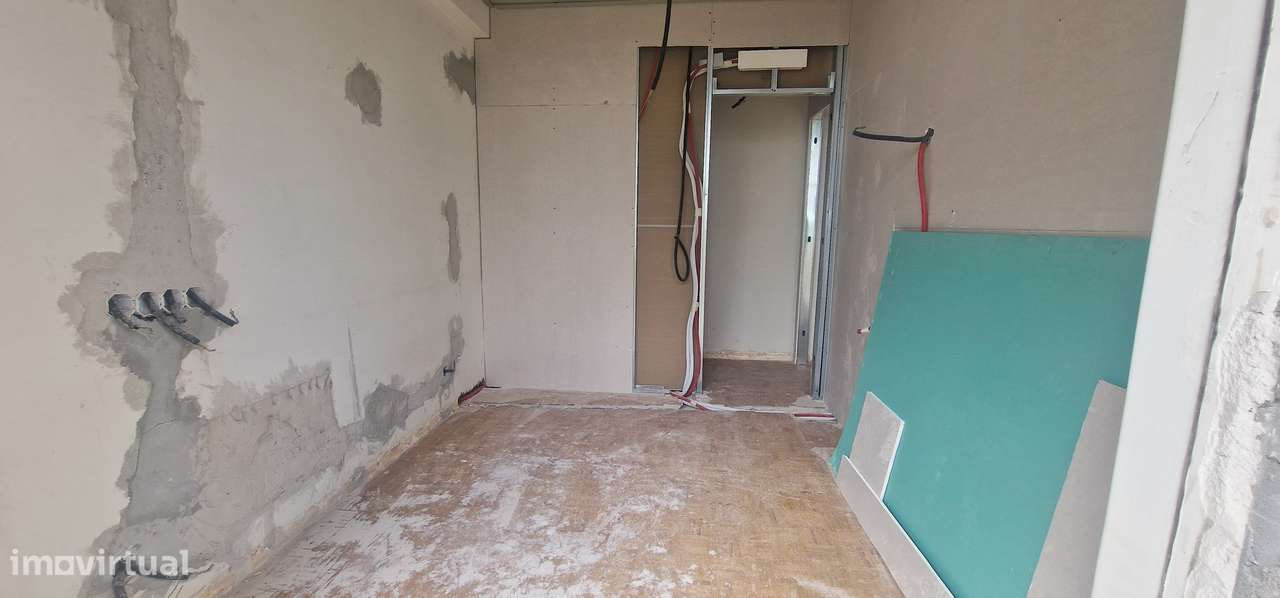 Apartamento T3 de Luxo e Modernidade no Coração de Benfica com Vista p-33