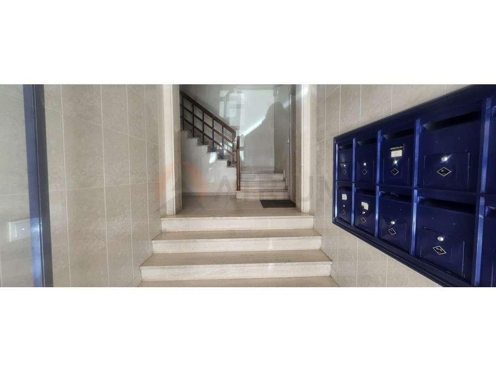 T2 Completamente remodelado em Corroios + Arrecadação.-15