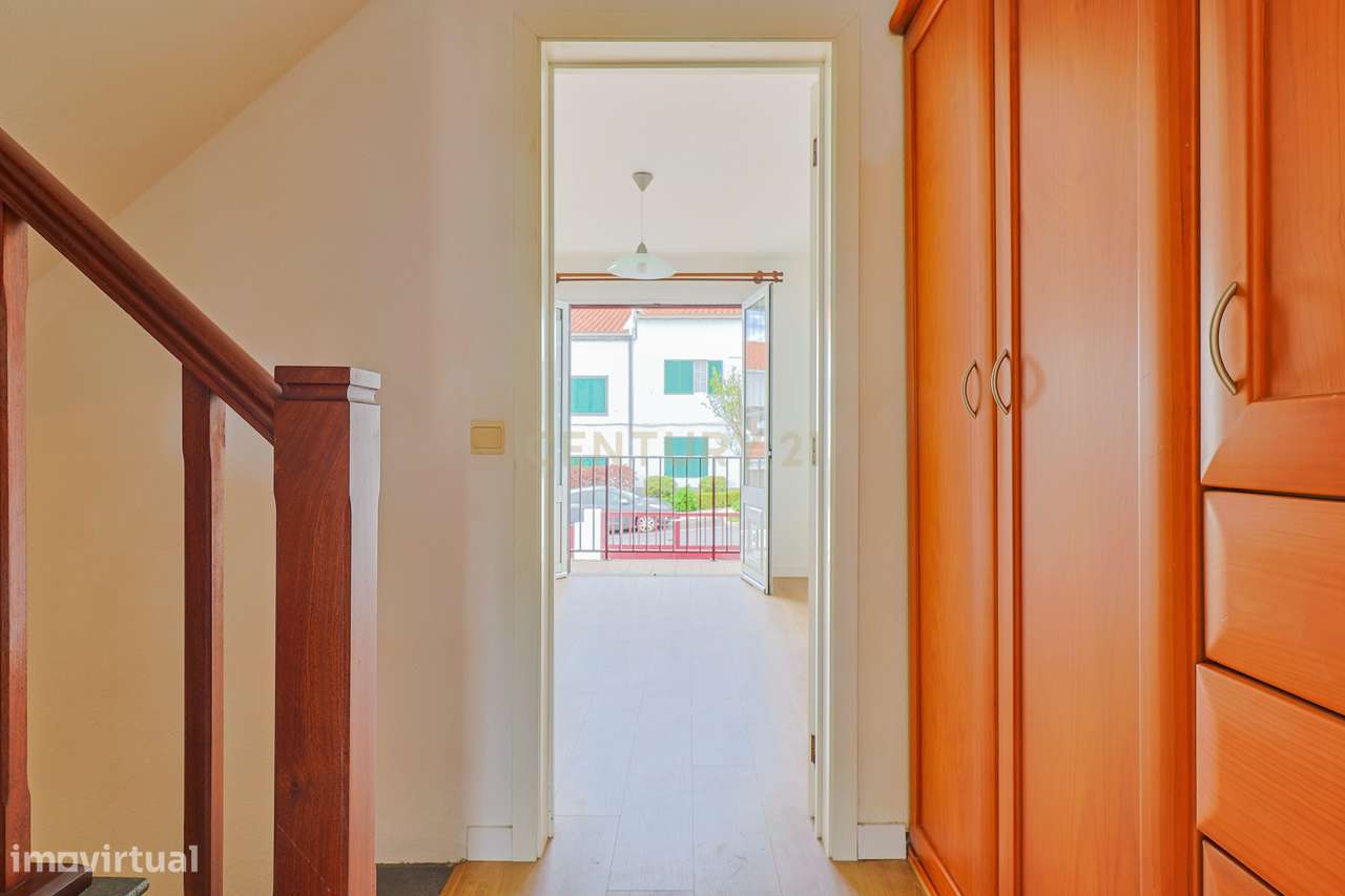 Moradia T2+1 com sótão, garagem, jardim e logradouro – Ponta Delgada-22