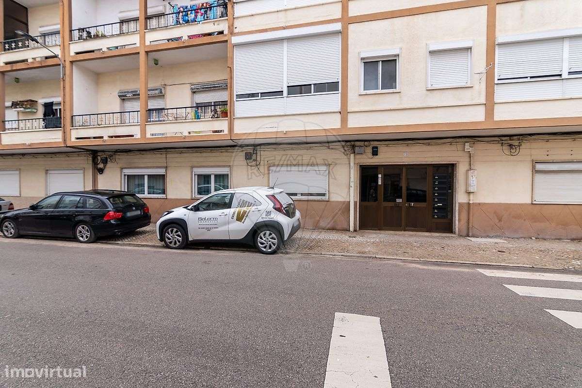 Apartamento T3 remodelado nas Paivas, com logradouro-30