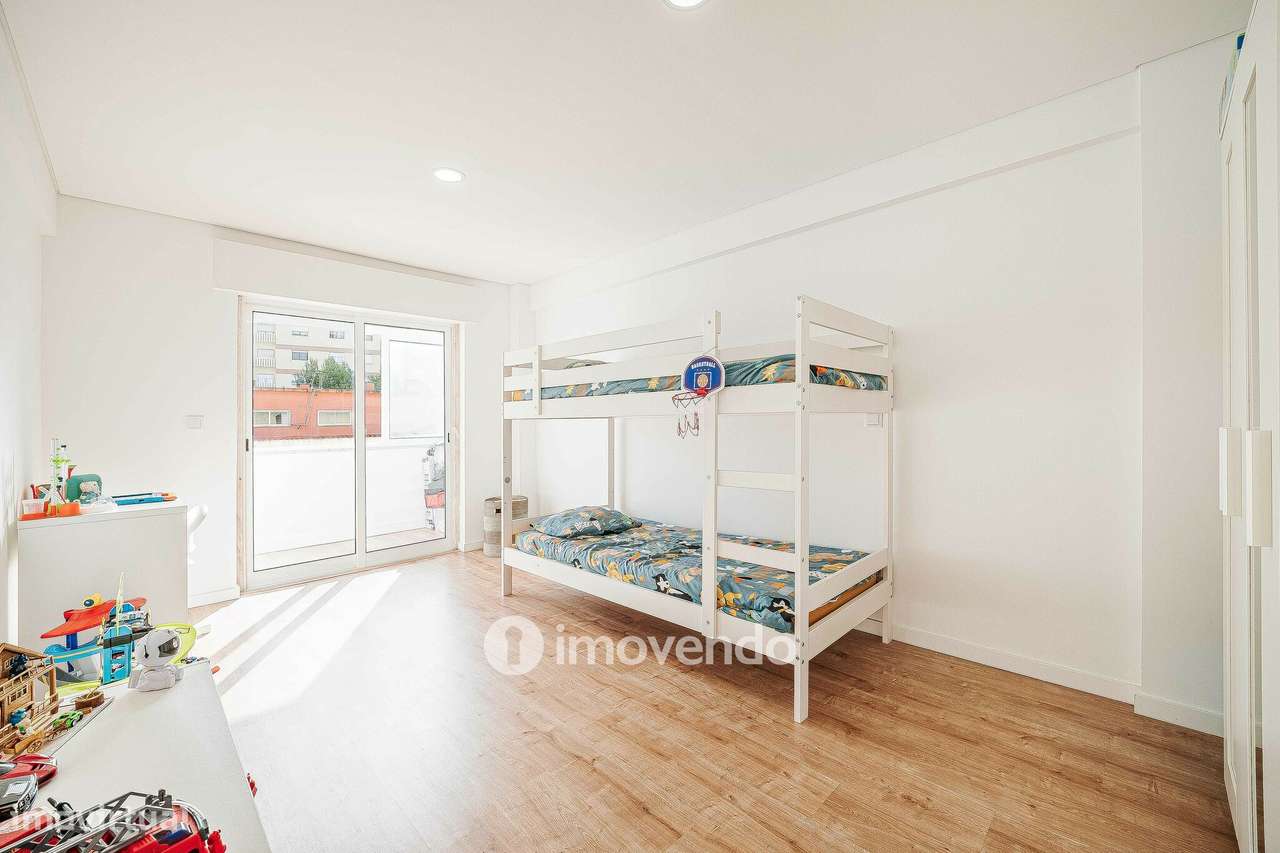 Apartamento T2 totalmente remodelado, com cozinha equipada, em Belas-21