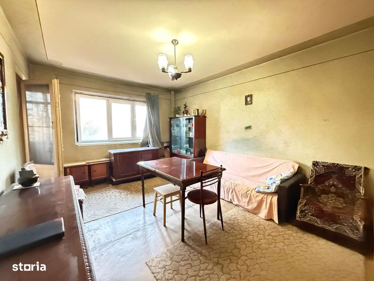 {"type": "String", "description": "SEBASTIAN DUNAVAT 3 CAMERE BLOC REABILITAT SEMI STRADAL ZONA LINISTITA"}