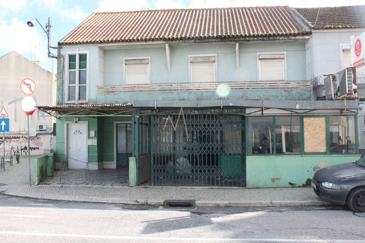 Oportunidade Única de Investimento  Prédio com Lojas, Habitação e A...-1