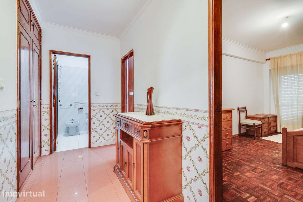 APARTAMENTO T3 | VARANDA | VISTA DESAFOGADA | ARRECADAÇÃO | CAMARATE - Grande imagem: 4/30