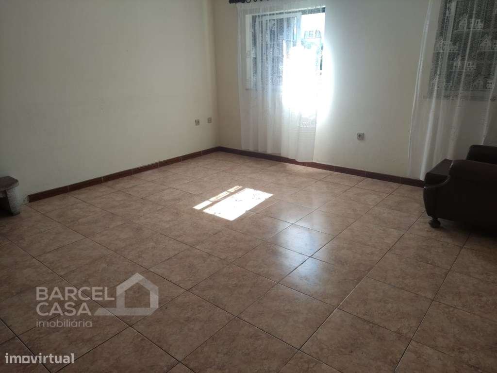 Moradia T3 com comércio para café em Quintiães - Barcelos-5
