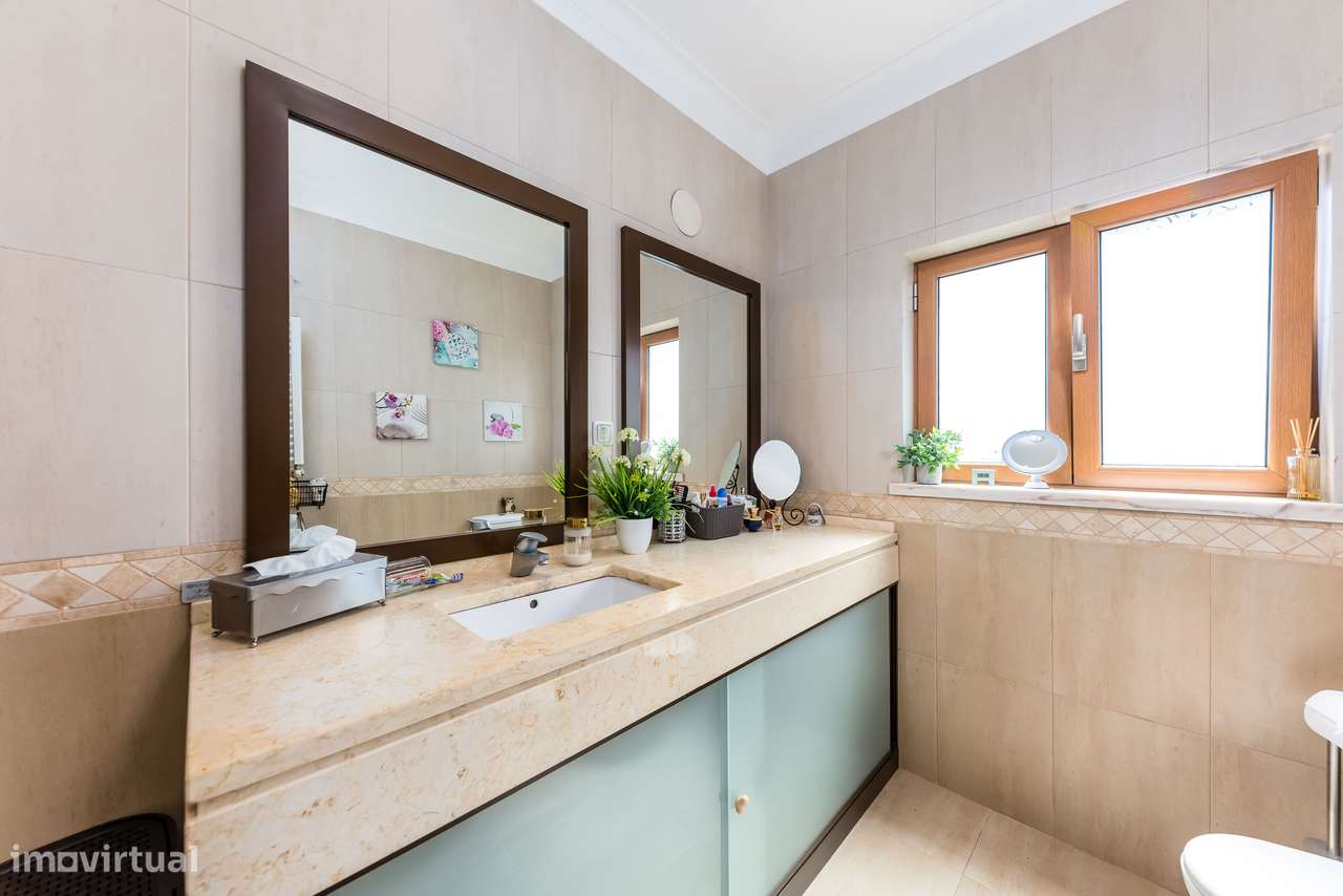 Moradia Isolada com 5 quartos| 2 Suite | Garagem e Sótão | 5m Metro-35