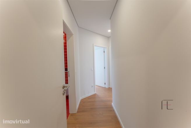 Apartamento T3 como novo, 2 lugares de garagem e 2 arrecadações, Esmor-19